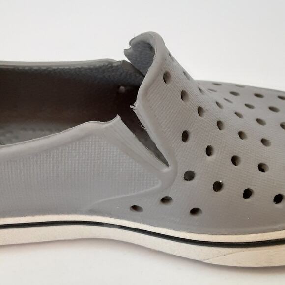 Native Miles Kids 7 Water Shoes Gray White Slip On Sneakers Back to School Play - Picture 7 of 9